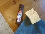 Dunkle Möbel mit Schuhcreme polieren