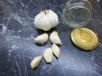 Milchsauer eingelegter Knoblauch