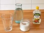 Blumenvasen mit Essig und Salz entkalken