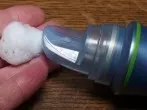 Kaugummi in den Haaren mit Schaumfestiger entfernen