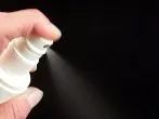 Gesichtswasser in eine Sprühflasche füllen