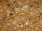 Zwiebel-Sahne-<strong>Geschnetzeltes</strong> in Senfsauce mit Champignons