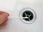 Haare in der Badewanne