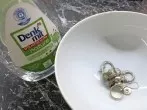 Schmuck mit Spüli reinigen