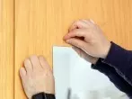 Spiegelklebeband entfernen