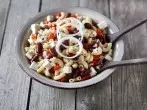 Nudelsalat mit Schafskäse und Bohnen
