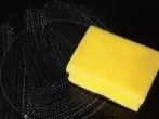 Glaskeramikfeld mit Spülmittel und Topfreinigern reinigen