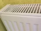 Staub aus Heizkörper mit Dampfreiniger entfernen