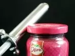 Öffnen von Drehverschlüssen von Marmeladengläsern