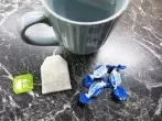 Hustenbonbons in Tee