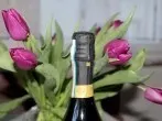 Sektflasche ohne Schäumen öffnen