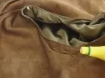 Schweißflecken an heller Wildlederjacke mit Zitronensaft entfernen