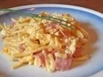 Spätzle mit Rührei, Schinkenwürfeln und Käse