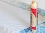 Teeflecken mit Haarspray entfernen