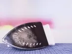 Stark verschmutztes Bügeleisen reinigen