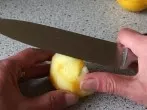 Zitronenschale fein hacken