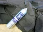 Frische oder angetrocknete Farbe auf Kleidung