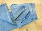Hässliche weiße Stellen auf der Jeans kaschieren
