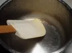 Angebranntes mit Teigschaber lösen