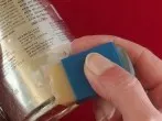 Aufkleberreste mit Radiergummi entfernen