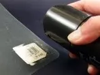 Aufkleberreste mit Haarspray entfernen