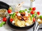 <strong>Spaghetti</strong> mit Auberginen, Tomaten und Mozzarella