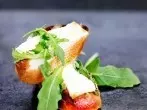 Bruschetta mit Rucola und Ziegenkäse