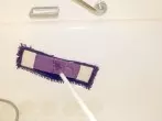 Mit Wischmop Badewanne & Dusche ohne Rückenschmerzen reinigen