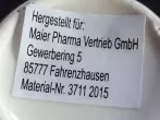 Aufkleber mit kosmetischem Haarwasser entfernen
