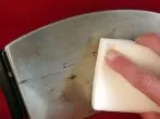 Reinigung der Bügeleisensohle mit dem Schmutzradierer