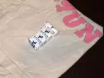 Kaffeeflecken aus T-Shirts mit Spülmaschinentabs entfernen
