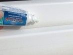 Wei&szlig;e Fensterrahmen mit <strong>Zahncreme</strong> reinigen