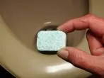 Geschirrspülreiniger gegen Ablagerungen in der Toilette