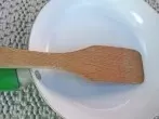 Angebranntes mit Holzschaber lösen