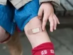 Wie entferne ich ein Pflaster bei Kindern ohne Tränen?