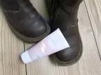 Schuhe glänzen mit Reinigungsmilch