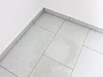 Glatte Oberflächen mit Shampoo putzen