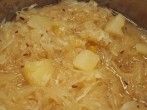 <strong>Sauerkraut</strong> mit Ananas zu N&uuml;rnberger Bratw&uuml;rstchen