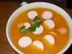 Kürbissuppe mit Würstchen und Mettklößchen