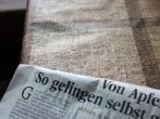Druckerfarbe von Zeitungen von Wachstuchtischdecken entfernen