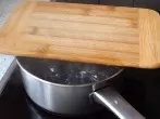 Wasserdampf bringt Holzbrettchen in Form