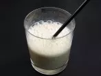 Colamilch mit Eiswürfeln - ein Getränk aus Cola und Milch