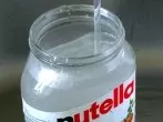 Aufkleber mit heißem Wasser entfernen