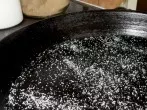 Pfannen mit Salz reinigen
