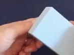 Superkleber von Fingern mit Bimsstein entfernen