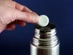 Reinigung von Thermoskannen mit Gebissreinigern