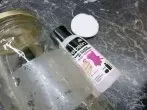 Klebereste von Stickern mit Nagellackentferner lösen
