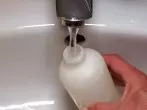 Reste von Duschgel oder Shampoo nicht verschwenden