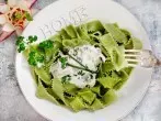 Schinken-Sahne-Sauce mit grünen Bandnudeln oder Tortellini