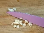Frischen Knoblauch nie durch die Presse zerkleinern